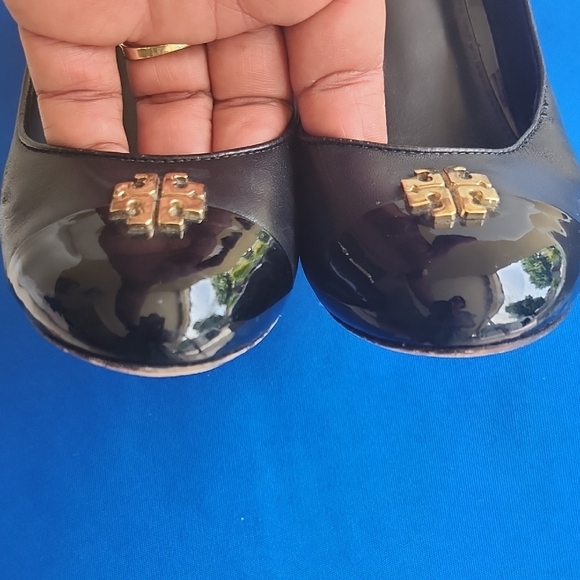 Tory Burch Black and Gold Leather Heels with Timeless Design - Picture 16 of 16